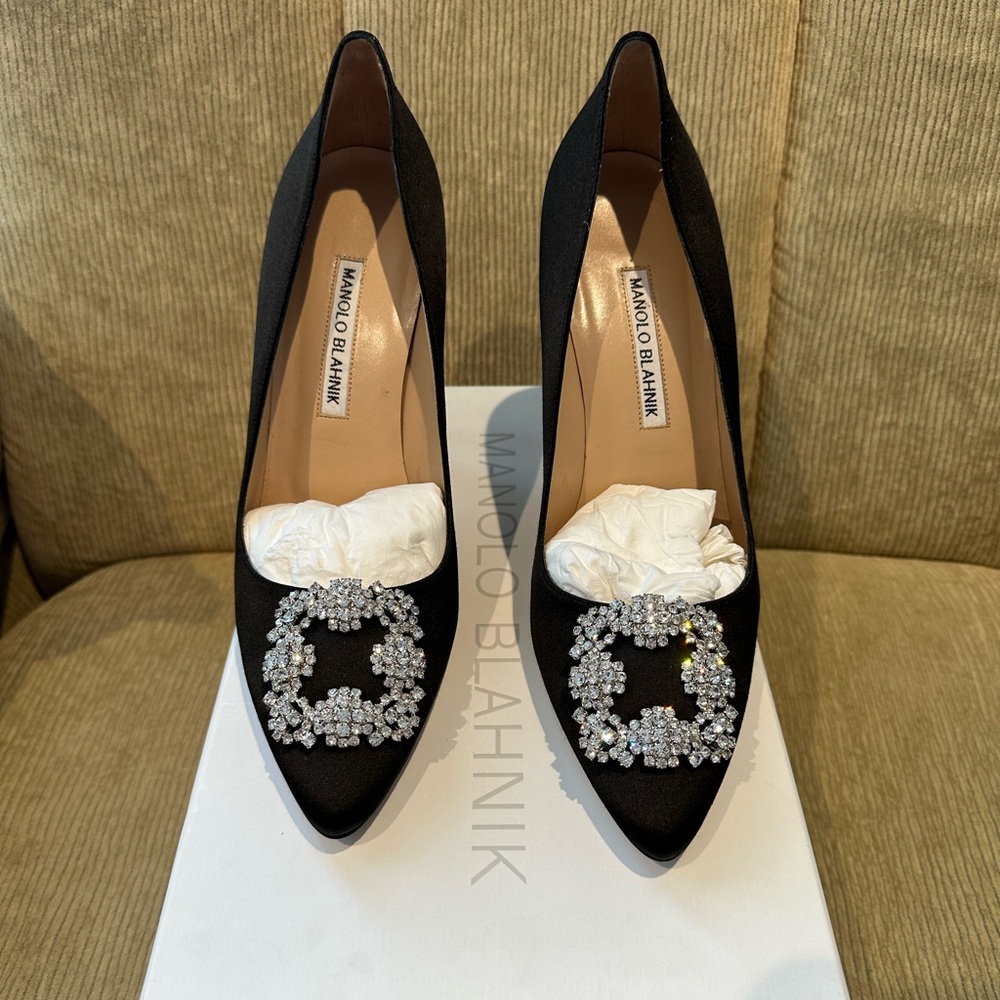 Authentic Manolo Blahnik black satin pumps sz 39